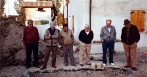 Elderly gentlemen shown to illustrate the word umarells